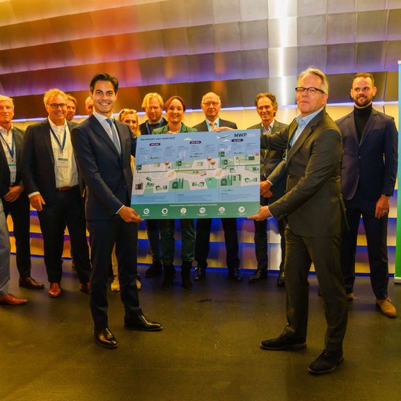 Overhandiging Routekaart Waterstof  aan minister Jetten