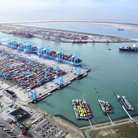 Gemengd afgemeerde schepen in de Prinses Margriethaven op Maasvlakte 2