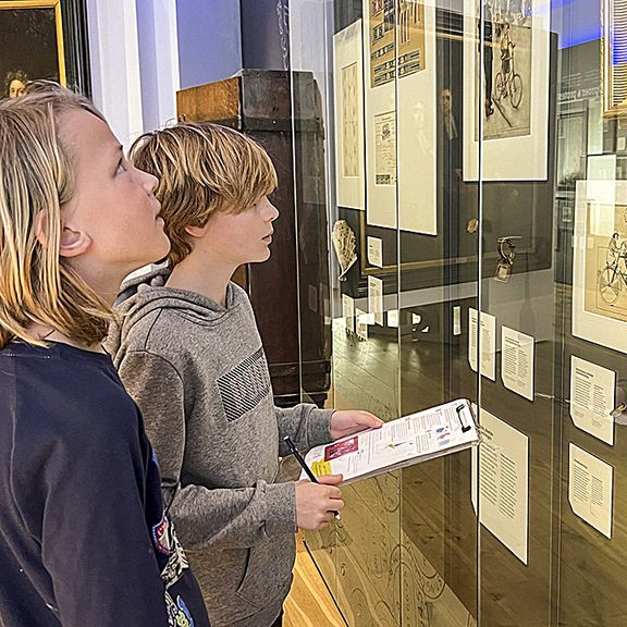 Kinderen in het Douane Museum