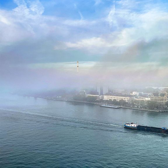 Foto gemaakt vanuit het WPC met zicht op de Nieuwe Maas en De Euromast in de mist.