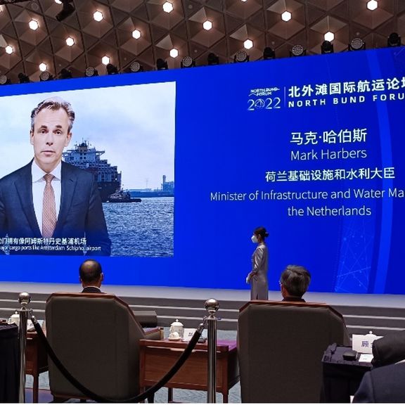 马克-哈伯斯在上海通过现场链接发表演讲