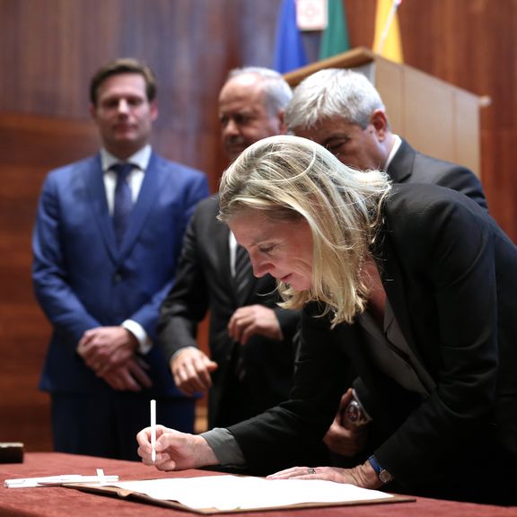 Monica Swanson (Hafenbetrieb Rotterdam) unterzeichnet Partnerschaft in Sines, Portugal