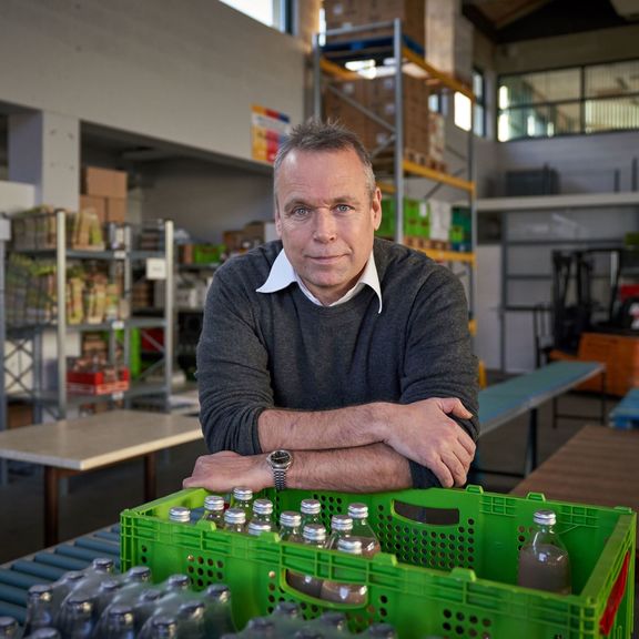 Jeroen van Meel van het Havenbedrijf is als vrijwilliger betrokken bij de Voedselbank in Dordrecht