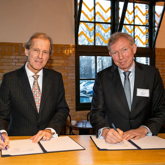 Victor van der Chijs (RPPC) en Allard Castelein (Havenbedrijf Rotterdam) ondertekenen de samenwerkingsovereenkomst