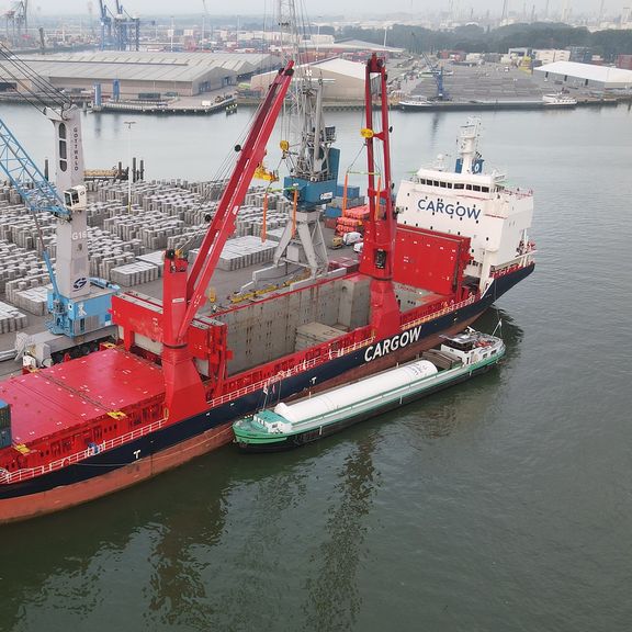 Freyja W (Cargow) längsseitig des Kais am Steinweg Beatrix Terminal, wo das Landstrom-Pilotprojekt durchgeführt wird.