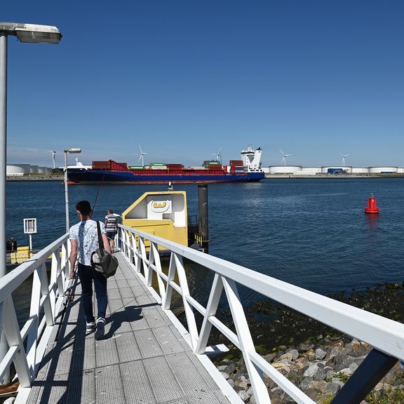 Fast Ferry steiger aan het Yangtzekanaal (Foto: Ries van Wendel de Joode)