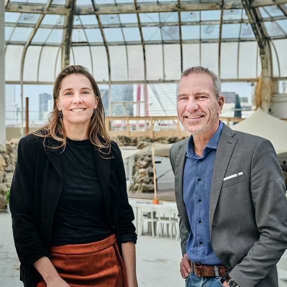 Sabine Biesheuvel en Jouke Goslinga in het oude Tropicana