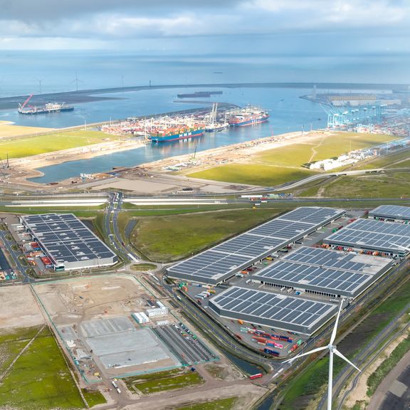 Maasvlakte 2的航拍照片显示了转换公园、Maasvlakte West分配公园、Alexiahaven和Amaliahaven。