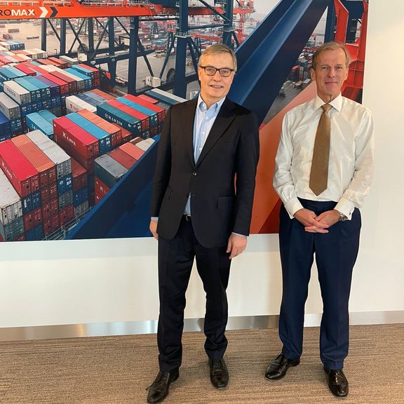Plaatsvervangend permanent vertegenwoordiger Michael Stibbe (links) en Allard Castelein, CEO Havenbedrijf Rotterdam.