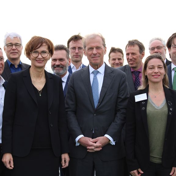 Der deutsche Minister für Forschung und Bildung, Allard Castelein und Karen de Lathouder