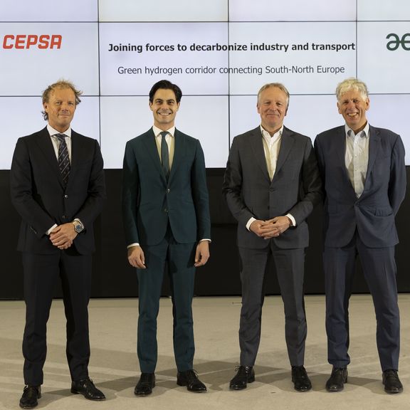 Left to right: Hans de Willigen (Business Development Manager New Energies, Vopak), Rob Jetten (Minister for Climate and Energy of the Netherlands), Maarten Wetselaar (CEO Cepsa) en Ulco Vermeulen (Director Participations & Business Development, Gasunie).