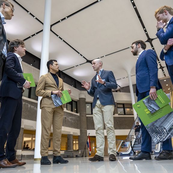 Overhandiging van het plan voor maakindustrie voor elektrolysers in het gebouw van de Tweede Kamer. V.l.n.r.  Mark Stoelinga (Havenbedrijf Rotterdam), Henri Bontenbal (CDA), Raoul Boucke (D66), Mattijs Slee (Battolyser Systems), Silvio Erkens (VVD), Sam d