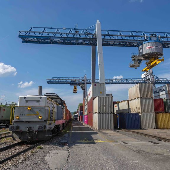 Schweizerzug wacht op het station op lading