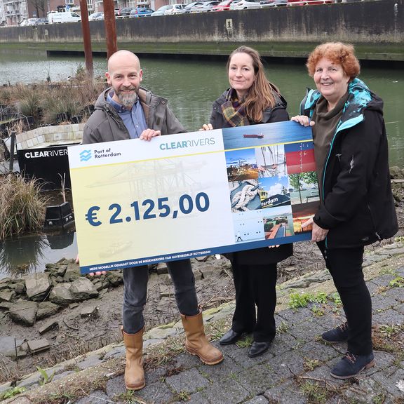 Ramon Knoester van Clear Rivers ontvangt een verlaat kerstgeschenk van Marije Kuiper en Imke Deibel namens de medewerkers van het Havenbedrijf