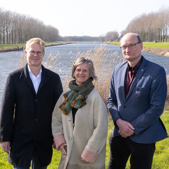 Eric van der Schans (links), Dorenda Gerts en Marcel Visser onderzoeken de toekomst van de Bernisse en het Brielse Meer als buffer voor zoet water.