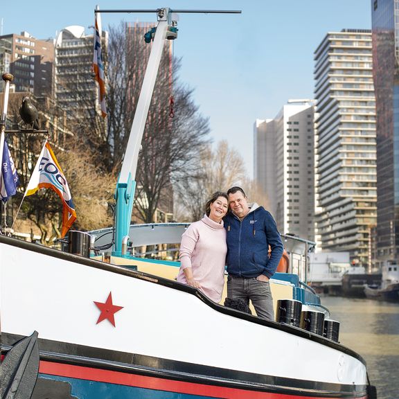 Binnenvaartschipper Adrie Visser en zijn vrouw Carola