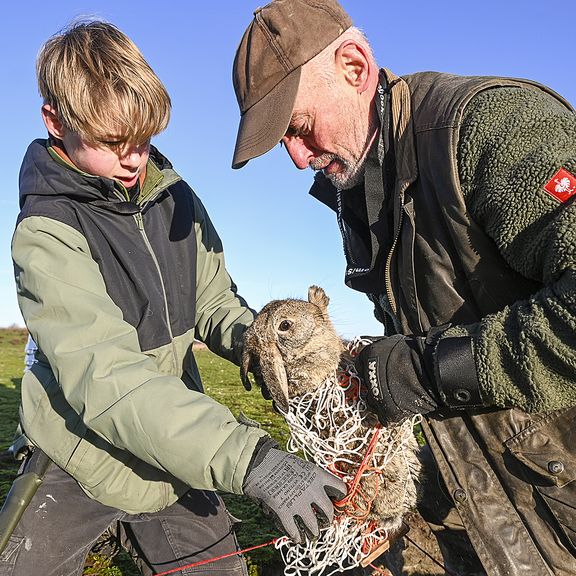 Michael Moerman met kleinzoon gevangen konijn