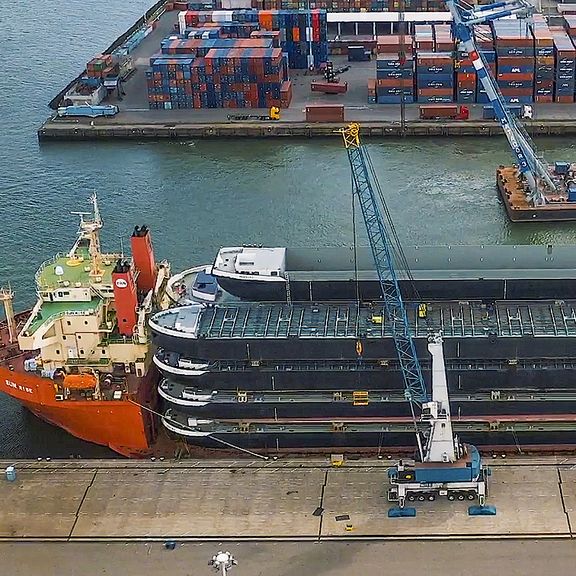 Zeeschip vol casco’s voor binnenvaartschepen