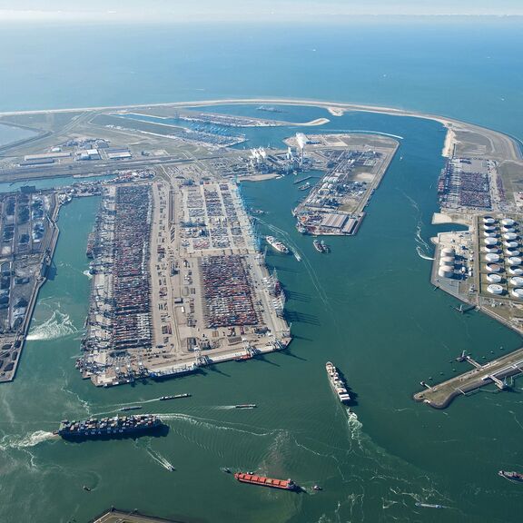 Het Yangtzekanaal (rechts op de foto) op Maasvlakte 2. Foto: Aeroview