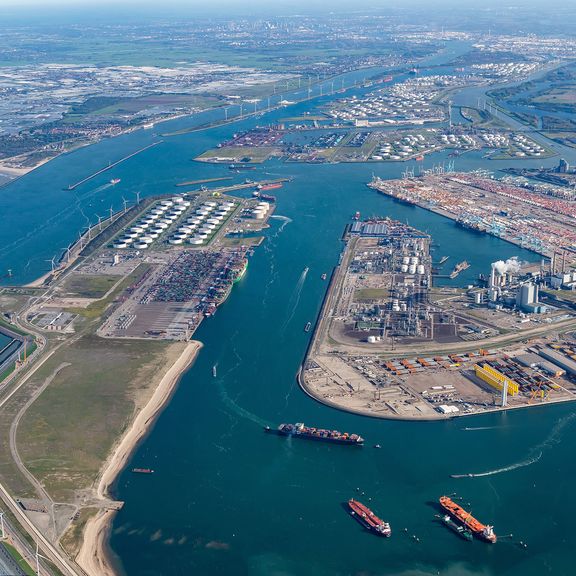 Luftaufnahme von der Maasvlakte 2 landeinwärts