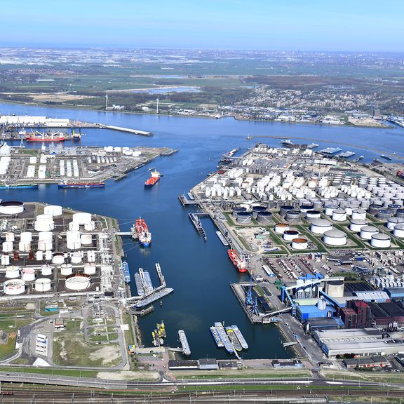 Der 3. Petroleumhaven mit Aluchemie unten rechts auf dem Bild. Foto: Danny Cornelissen