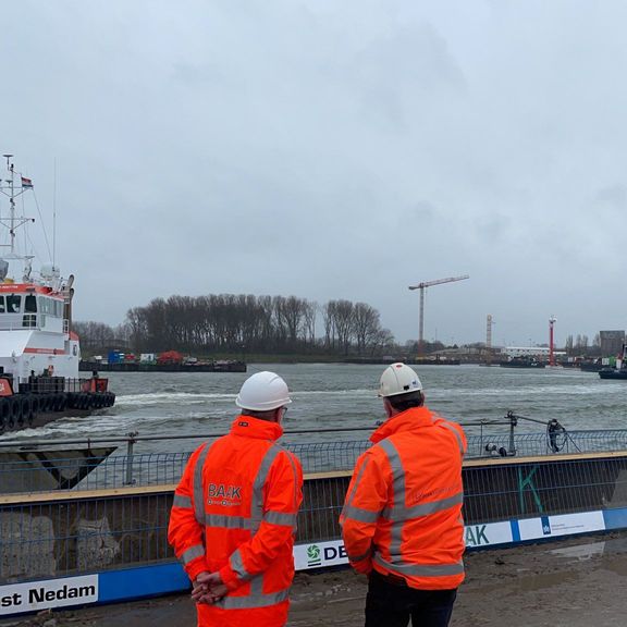 Medewerkers kijken bij afzinking Maasdeltatunnel