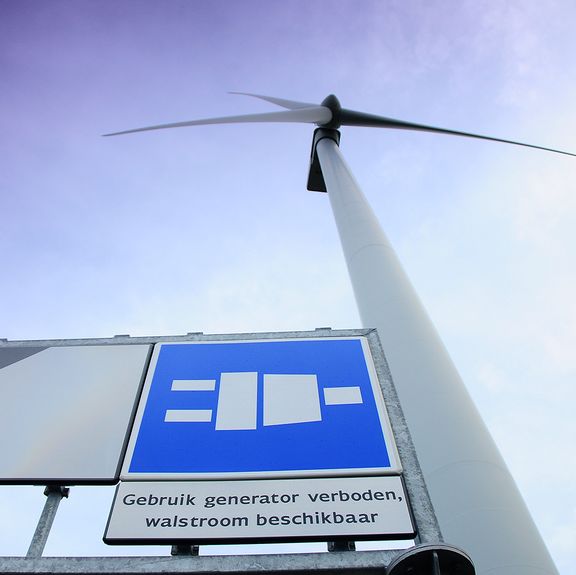 Walstroom signaalbord met windmolen ernaast