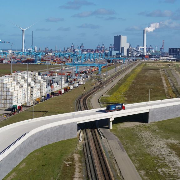 Container Exchange Route auf der Maasvlakte mit dem APM-Terminal im Hintergrund