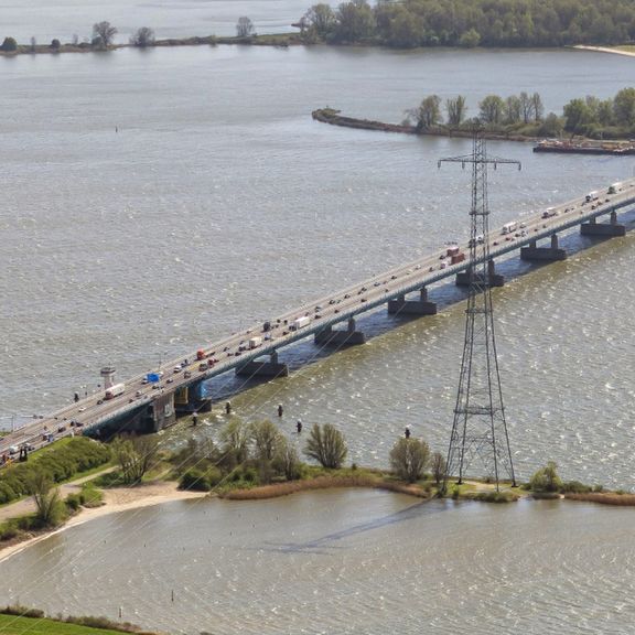 Haringvlietbrug vanuit de lucht gezien