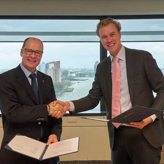 Uwe Köhn (Port director Hafen Mannheim) en Matthijs van Doorn (Commercieel directeur Havenbedrijf Rotterdam). Foto: Marc Nolte