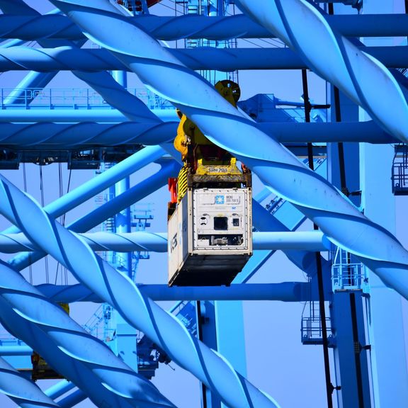 Container aan kraan bij de APM Terminal