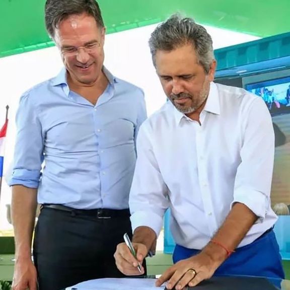 Ondertekening intentieverklaring door minister-president Rutte en een afgevaardigde van de Nederlandse economische delegatie aan de haven van Pecém