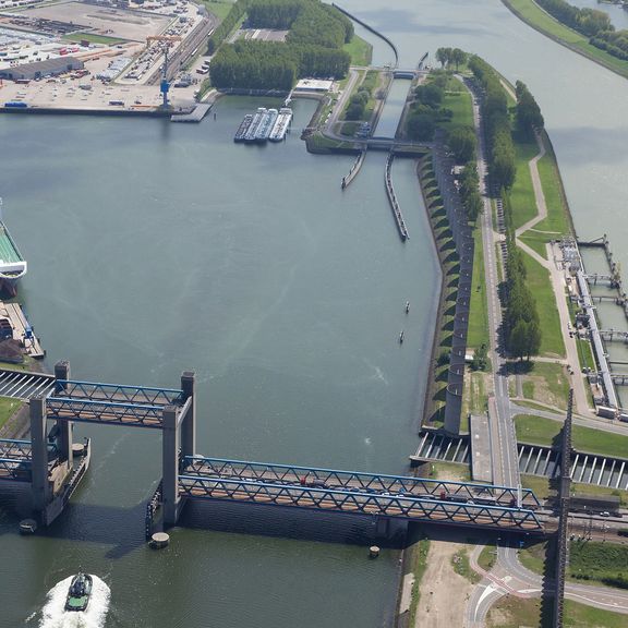 Rozenburgse sluis gezien vanuit de lucht