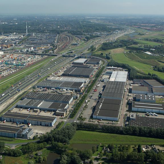 Luchtfoto distripark Eemhaven