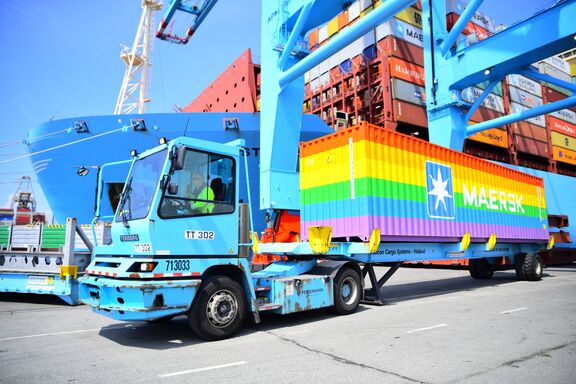 Vrachtwagen met regenboogcontainer