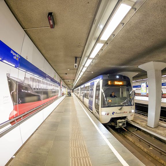 Schepenparade Maritiem Museum metrostation Leuvehaven