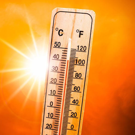Thermometer met hoge tempratuur en zon