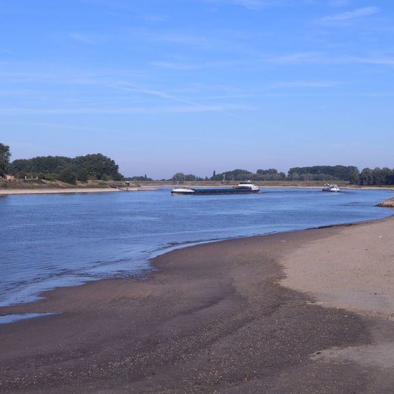 Lage waterstand rivier met schip