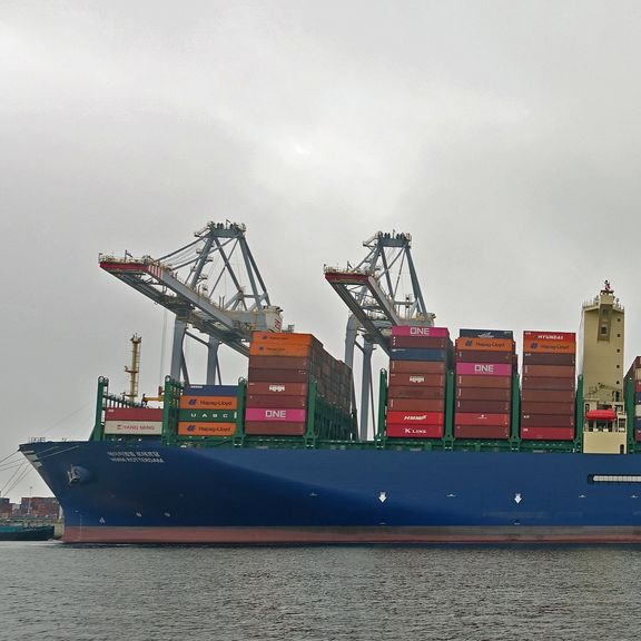 HMM Rotterdam aan de kade bij de ECT Terminal in de Amazonehaven