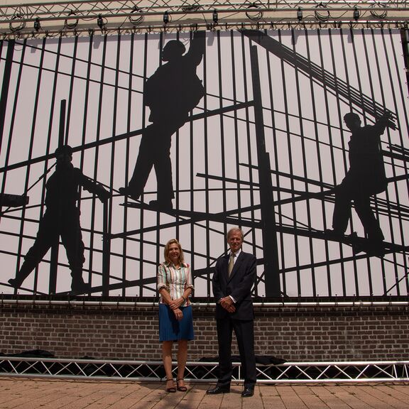 Birgit Donker (l) & Allard Castelein voor één van de 2 onthulde geveldoeken