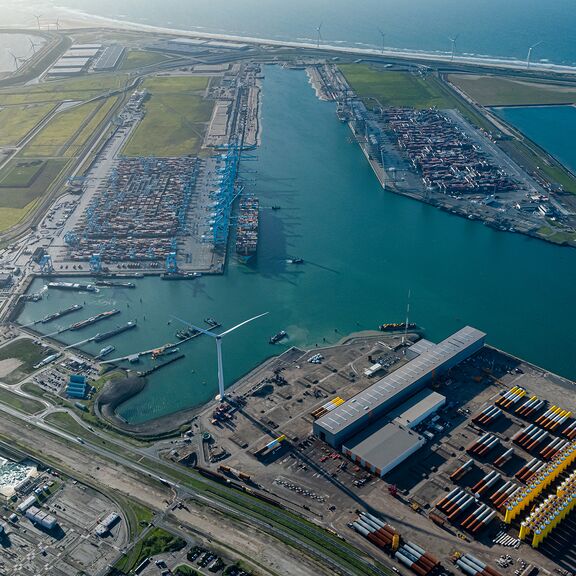 从空中俯瞰 Maasvlakte 2，最左侧是 Slufter，最上方是带有 APMT 和 RWG 终端的 Amaliahaven 公主，最下方是 SIF、FutureLand 和 Haliade X。