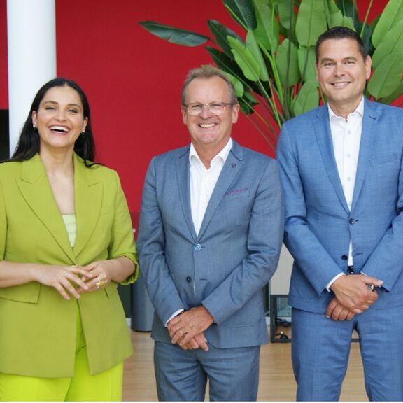 Links Elaha Abhar (hoofd development), Marc van Kaam (algemeen directeur), Ulrike Söbbeke (zakelijk directeur) van het Luxor Theater en tweede van rechts Richard van der Eijk (hoofd Communicatons & External Affairs) van het Havenbedrijf kwamen bij elkaar 