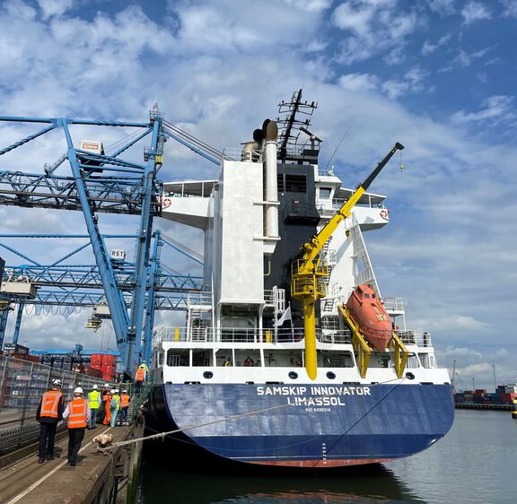 Erste Landstromanlage für Containerschiff bei RST