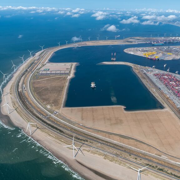 De Prinses Alexiahaven op Maasvlakte 2 vanuit de lucht gezien