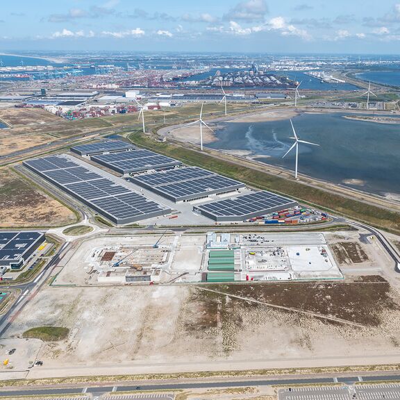 Luchtfoto van de bouw van de waterstoffabriek electrolyser Shell Holland Hydrogen I