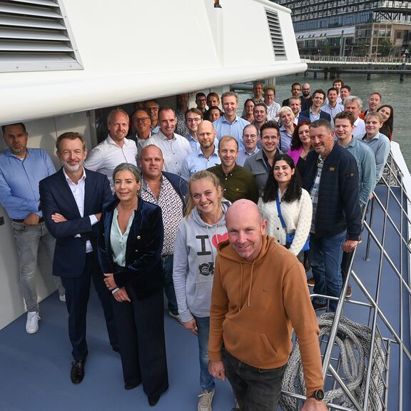 Boudewijn Siemons (CEO a.i. & COO Havenbedrijf Rotterdam) met medewerkers van Van Gelder en idverde. Foto: Ries van Wendel de Joode