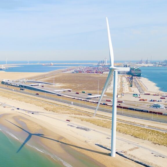 Windmolens op het strand van Maasvlakte 2