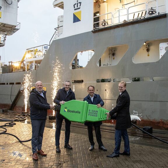 Robert Simons, Peter van der Linde, Jeroen Castelijn, Eric van der Schans met walstroomstekker