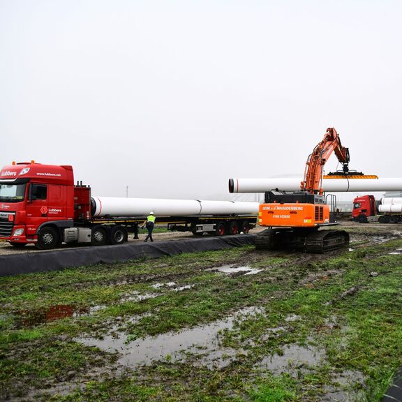 De buizen voor het ondergrondse Porthos-traject door de haven zijn gearriveerd. In totaal gaat het om 2150 buisdelen van elk 18 meter.