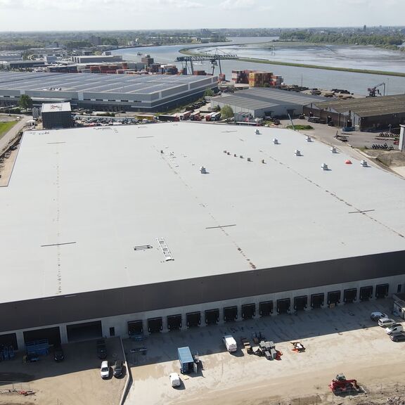 De productielocatie en hoofdkantoor van Peute Group in Alblasserdam, verbonden met de BCTN containerterminal aan de Noord. Foto: Peute